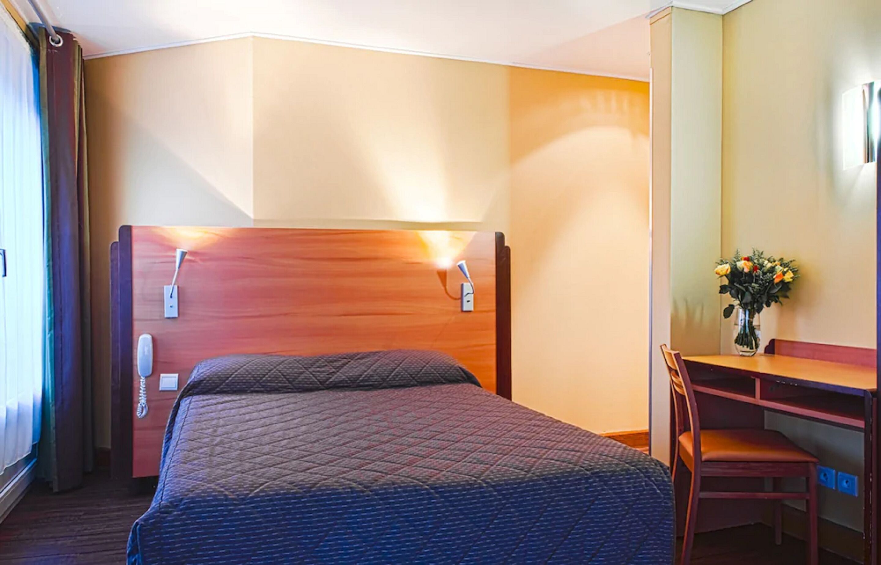 Brankas, meja kerja, kedap suara, dan tempat tidur bayi gratis