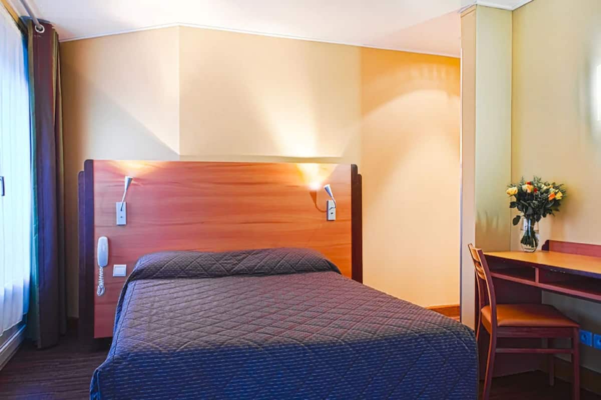 Värdeförvaringsskåp på rummet, skrivbord och ljudisolering