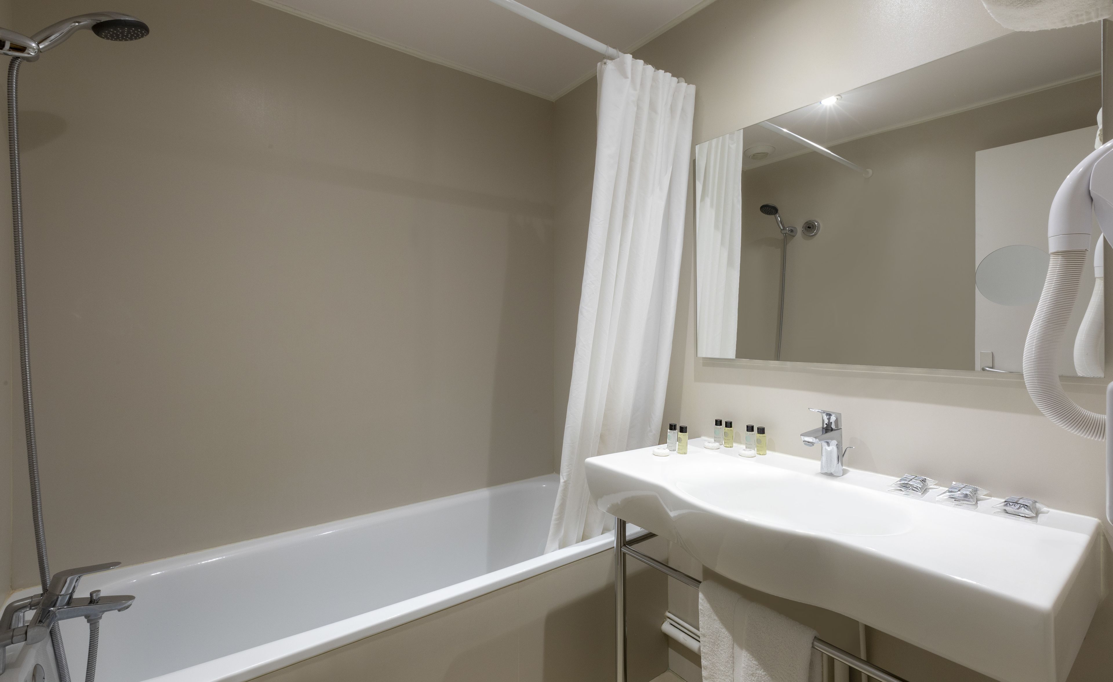 twin room (parisienne) | bathroom | free toiletries, hair dryer, towels