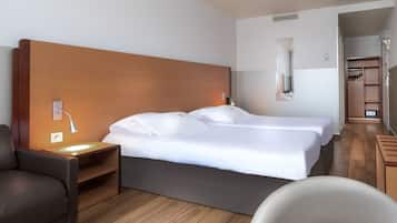Twin Room (parisienne) | In-room safe, desk, soundproofing, free cots/infant beds