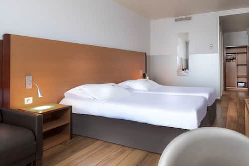Twin kamer (parisienne) | Een kluis op de kamer, een bureau, geluiddichte muren, gratis babybedden
