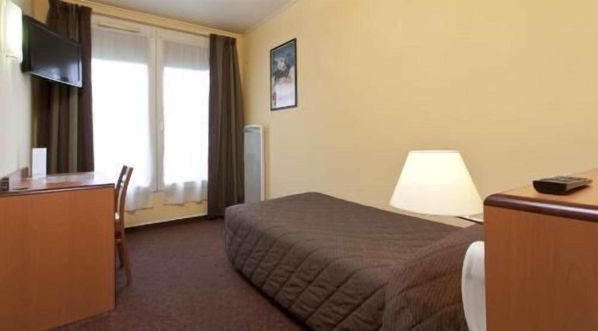 Brankas, meja kerja, kedap suara, dan tempat tidur bayi gratis