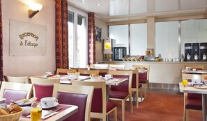 Petit déjeuner buffet servi tous les jours en supplément