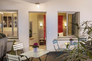 Triple Room | Terrace/patio - Hotel L'Interlude (Paris)