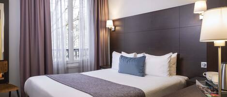 Escritorio, sistema de insonorización y tabla de planchar con plancha