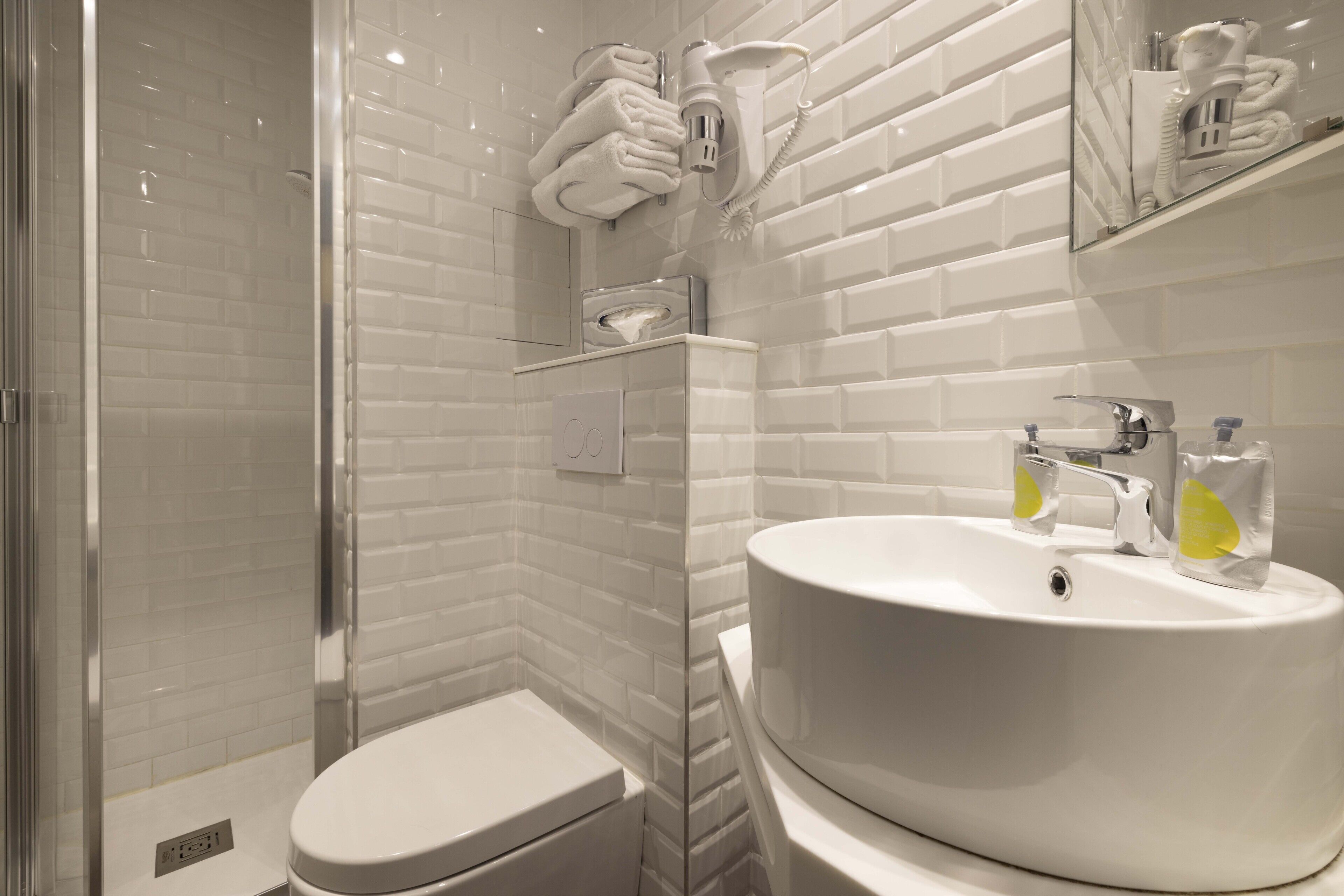 classic single room | bathroom | shower, free toiletries, hair dryer, towels
