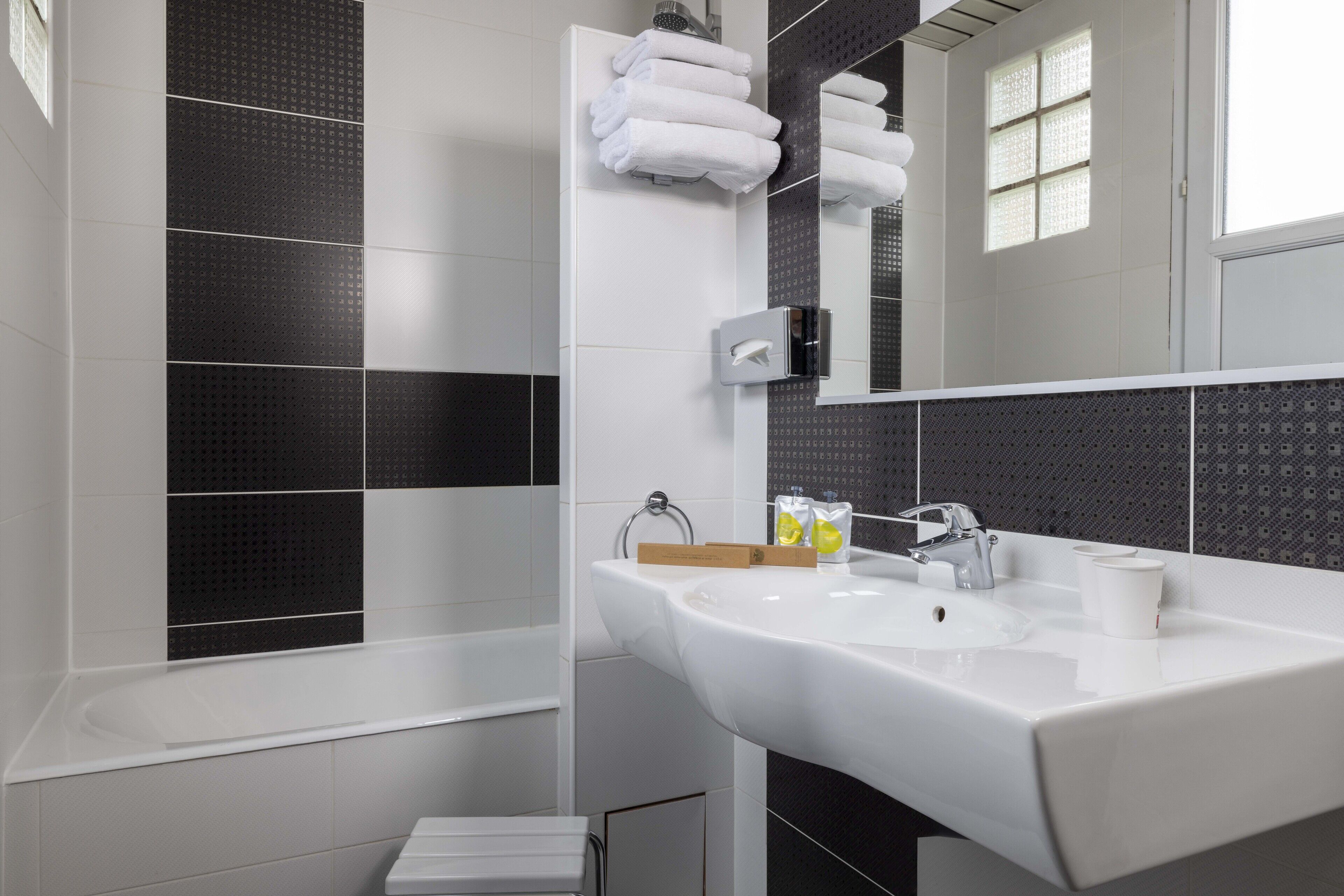 superior double room, courtyard view | bathroom | shower, free toiletries, hair dryer, towels