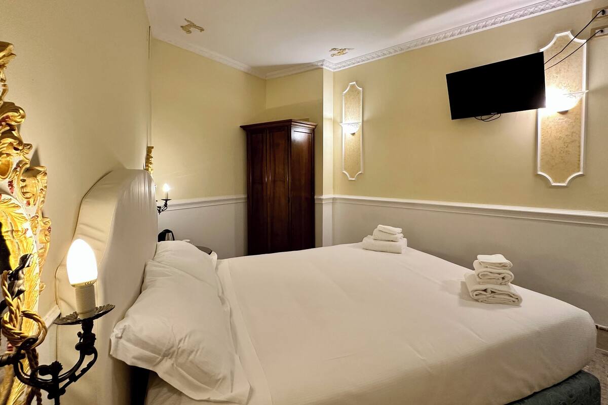Double Room Ground Floor | 意大利 Frette 床单、高档床上用品、羽绒被、记忆海绵床垫