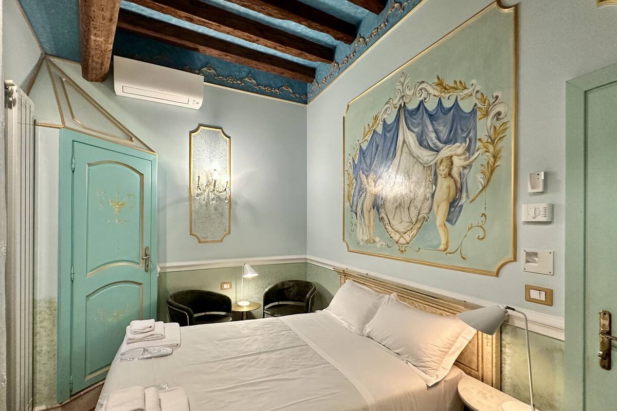 Queen Room | 意大利 Frette 床单、高档床上用品、羽绒被、记忆海绵床垫