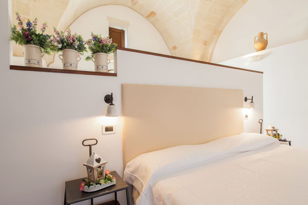 Monolocale nella corte storica | Literie de qualité supérieure, matelas mémoire de forme, minibar