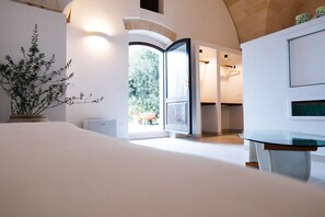 Barco de li Uevi | 起居区 | 20-英寸电视 (配备数码频道)、乒乓球