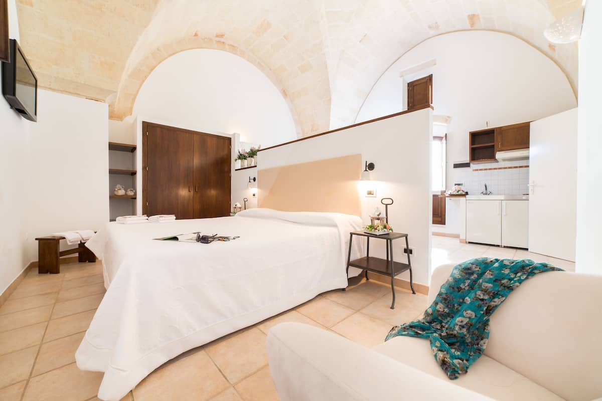 Monolocale nella corte storica | 1 slaapkamer, luxe beddengoed, bedden met traagschuimmatras, een minibar