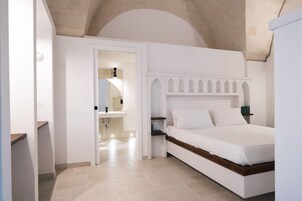 Ropa de cama de alta calidad, colchones con efecto memoria y minibar 