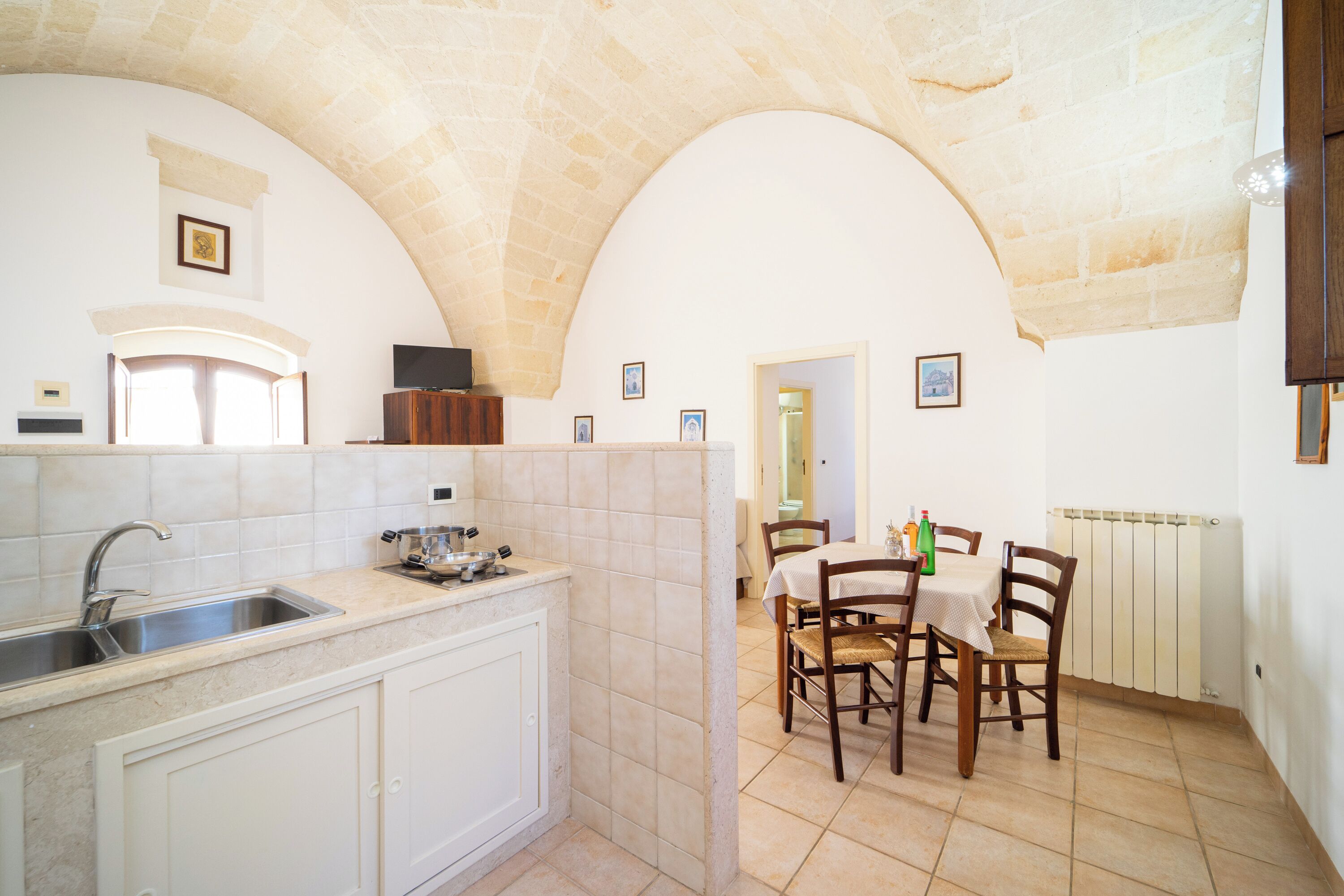 أغطية فراش متميزة وأسرّة بإسفنج يتكيف مع شكل الجسم وميني بار