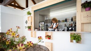 Une cuisine moderne avec des étagères en bois, un réfrigérateur et divers appareils de cuisine.