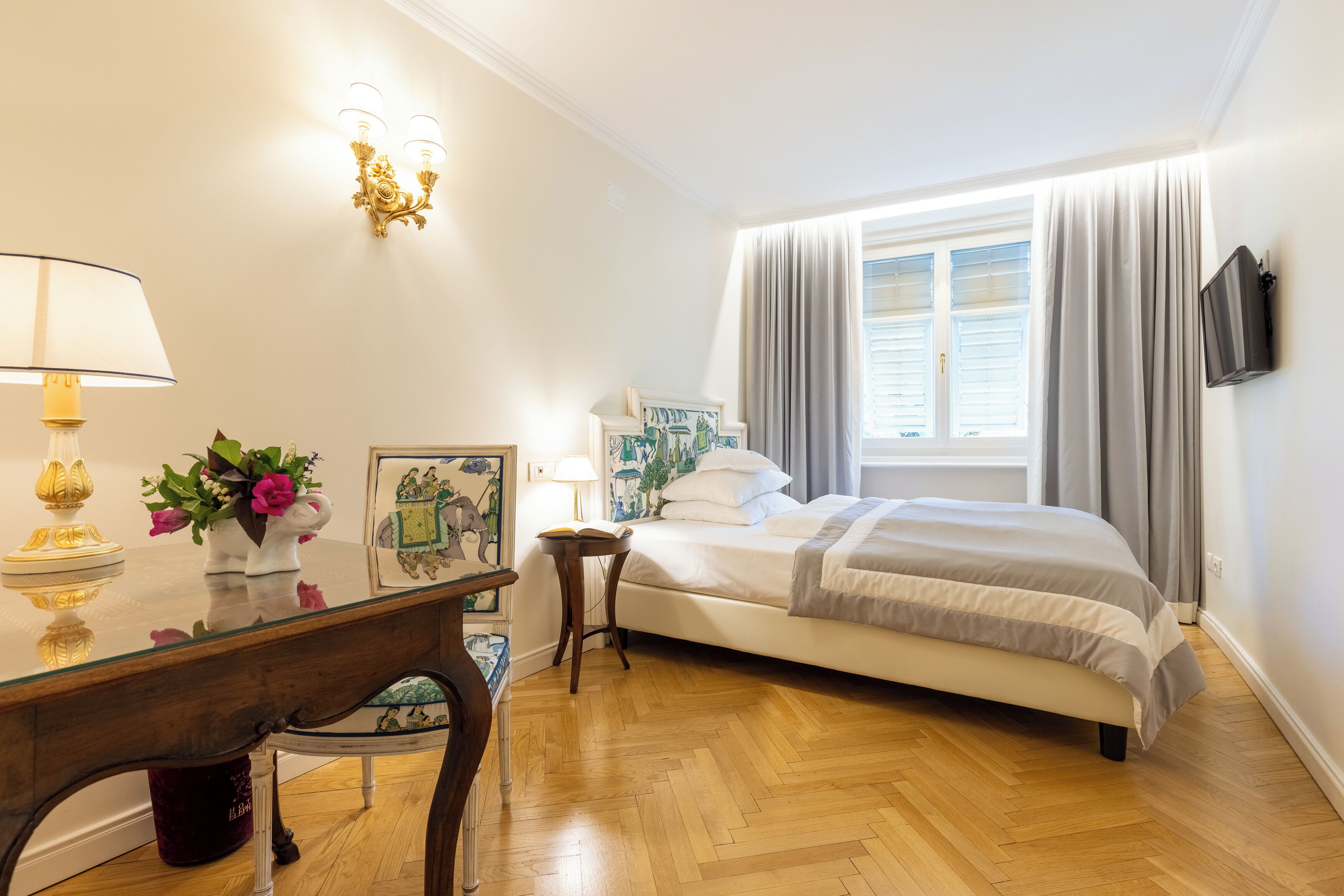 single room | 1 bedroom, minibar, in-room safe, desk