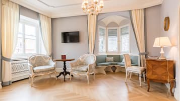 Suite Junior | Area soggiorno | TV a schermo piatto