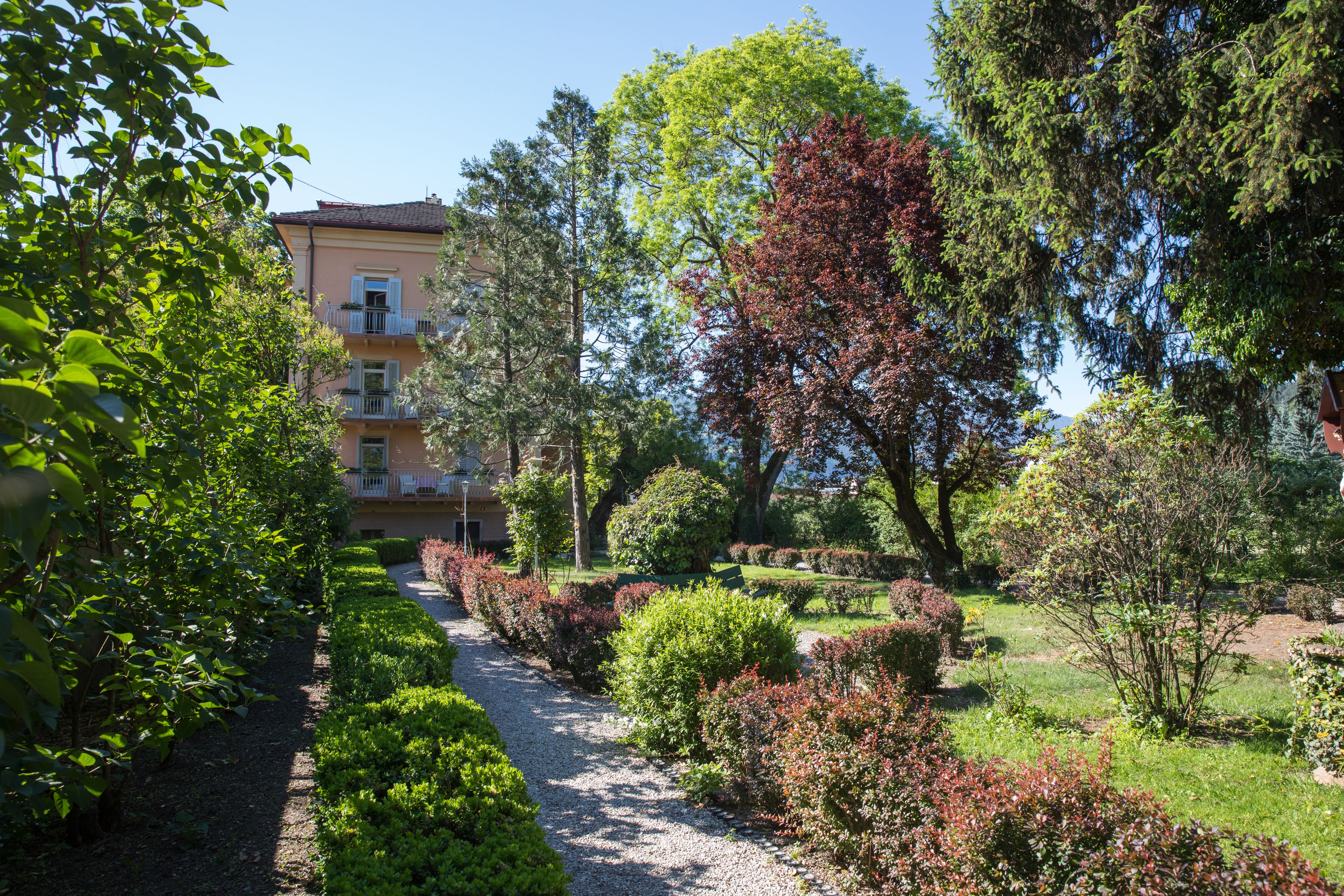 single room, annex building | garden