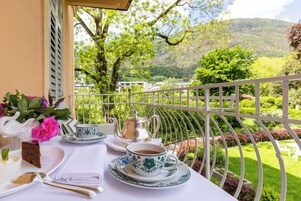 Junior Suite, Annex Building | Minibar, in-room safe, desk, free WiFi