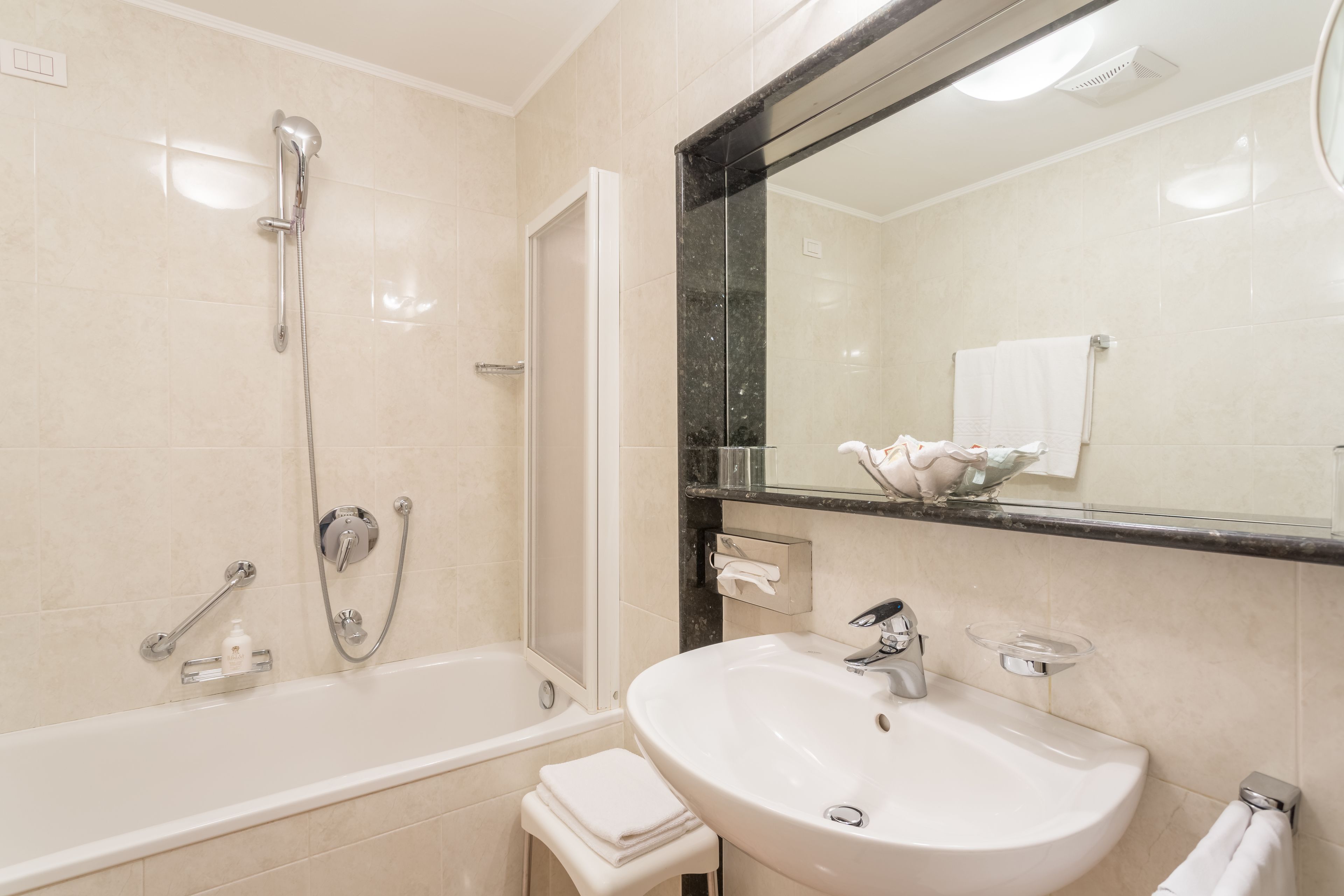 Un baño moderno con bañera, ducha y lavamanos.