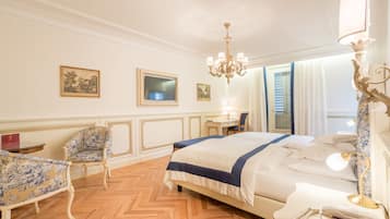 Suite Junior | 1 camera, minibar, una cassaforte in camera, una scrivania