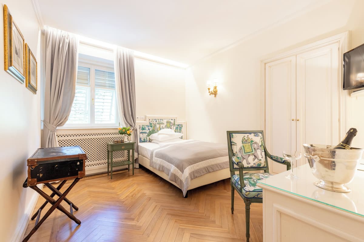 Single Room | 1 bedroom, minibar, in-room safe, desk