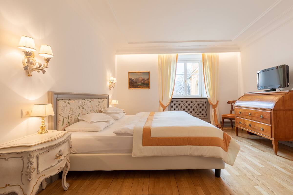 Deluxe Double Room | Minibar, in-room safe, desk, WiFi (free)