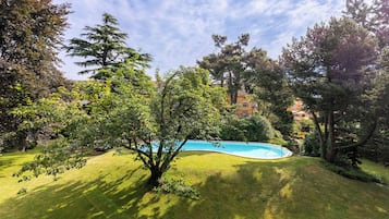 Piscine extérieure, chaises longues