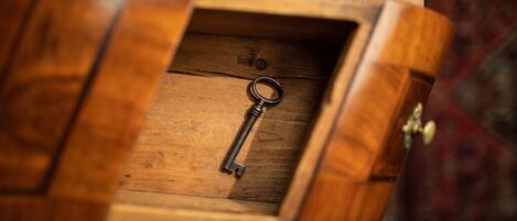 Un cajón de madera con una llave en su interior.