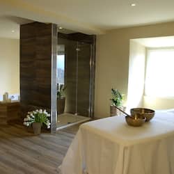 Salas para tratamentos a dois, sauna seca, banheira de hidromassagem