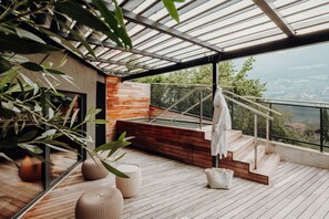 Couples treatment room(s), sauna, hot tub, steam room