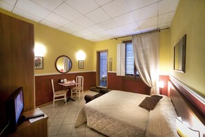 Minibar, in-room safe, desk, iron/ironing board - Residenza Manzoni (Florence)