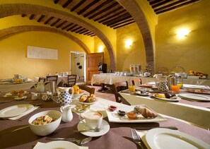 Daily cooked-to-order breakfast (EUR 10 per person)