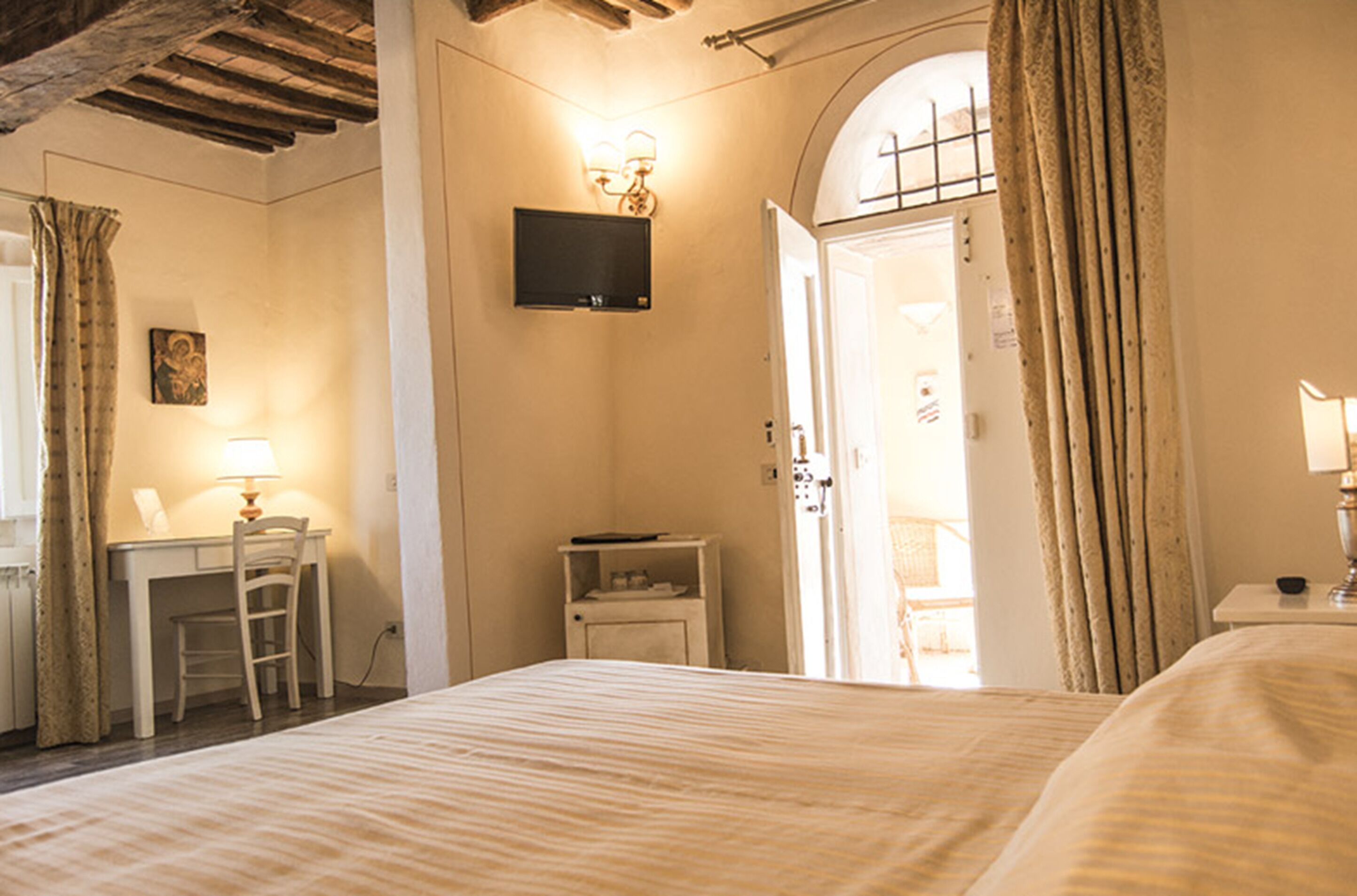 comfort double room, garden view | minibar, in-room safe, individually decorated, individually furnished