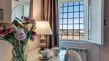 Minibar, coffres-forts dans les chambres, décoration personnalisée