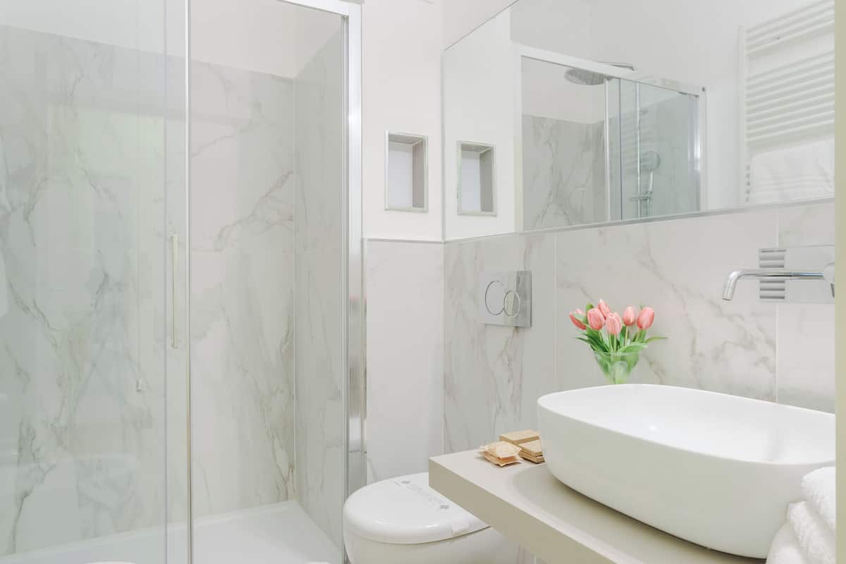 shower, rainfall showerhead, free toiletries, hair dryer