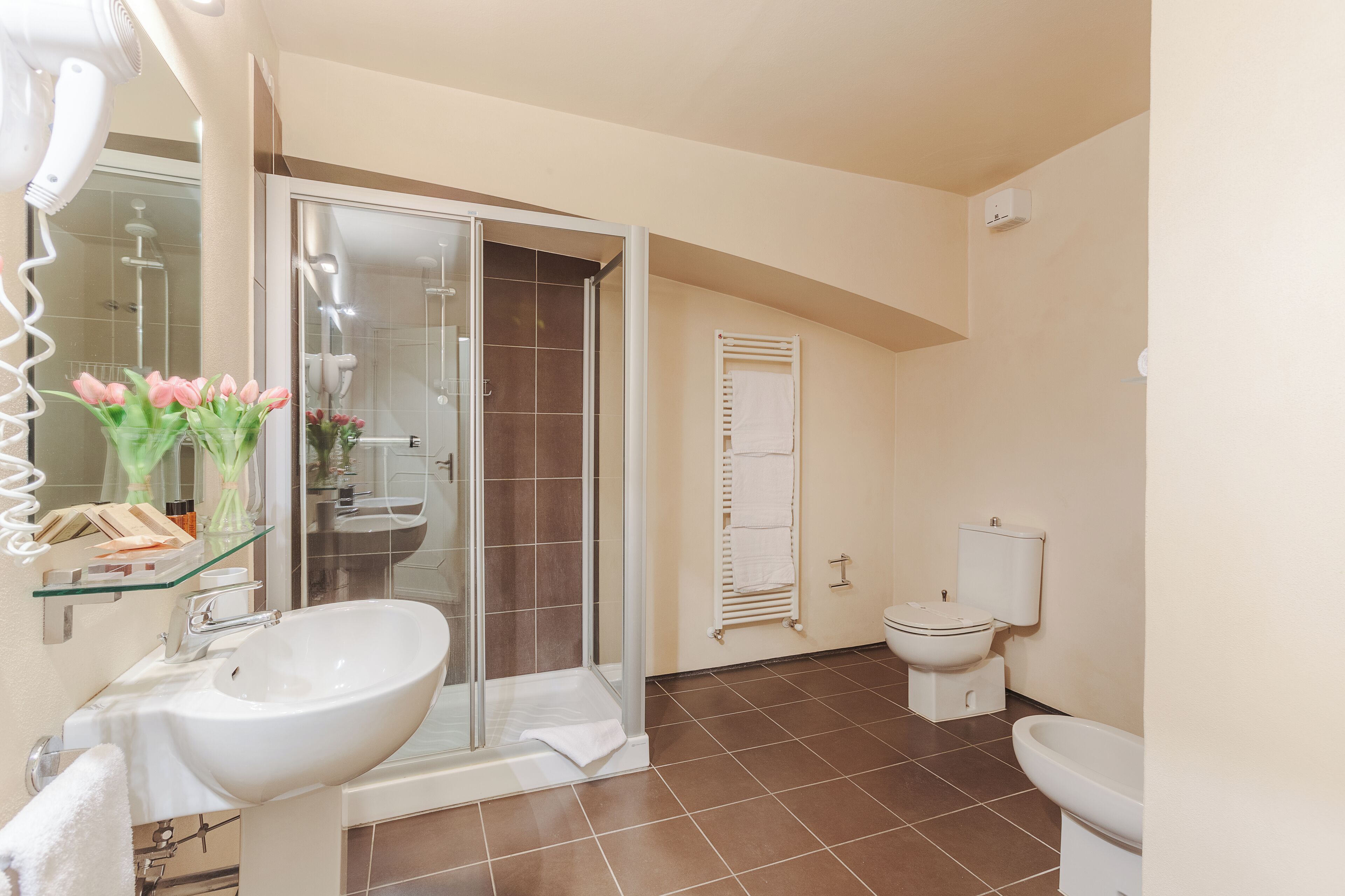 triple room | bathroom | shower, rainfall showerhead, free toiletries, hair dryer