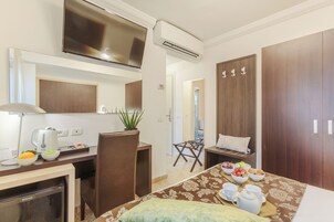 小型双人房, 1 张大号单人床 | Select Comfort 床、迷你吧、客房内保险箱、办公桌