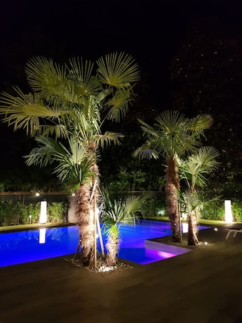 Seasonal outdoor pool, an infinity pool, pool umbrellas, pool loungers. Hotel Hambros Il Parco
