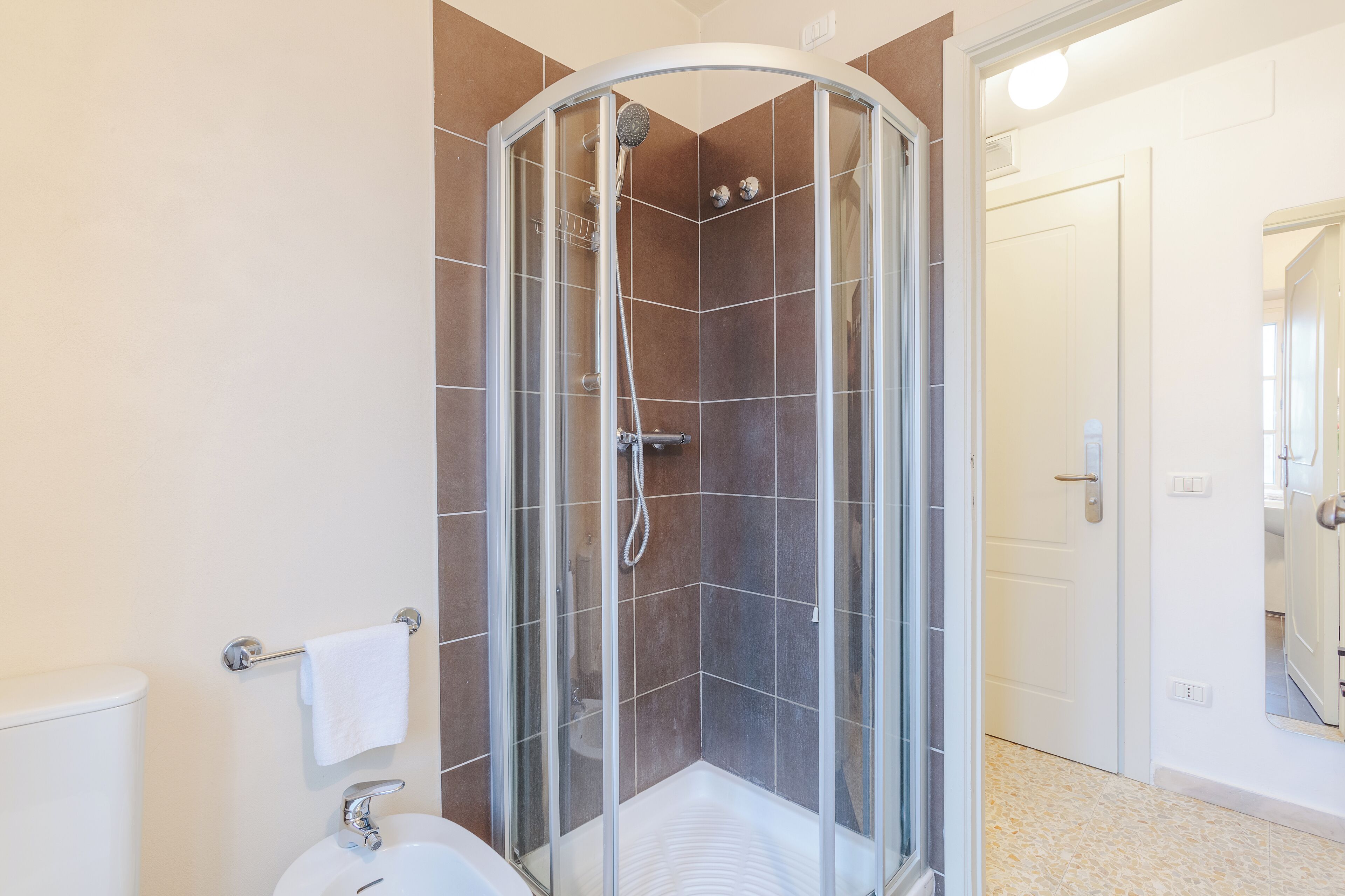 standard double or twin room | bathroom | shower, rainfall showerhead, free toiletries, hair dryer