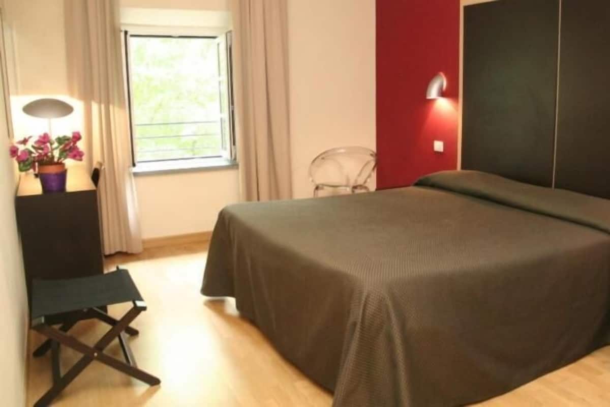 Camas Select Comfort, minibar y caja de seguridad en la habitación