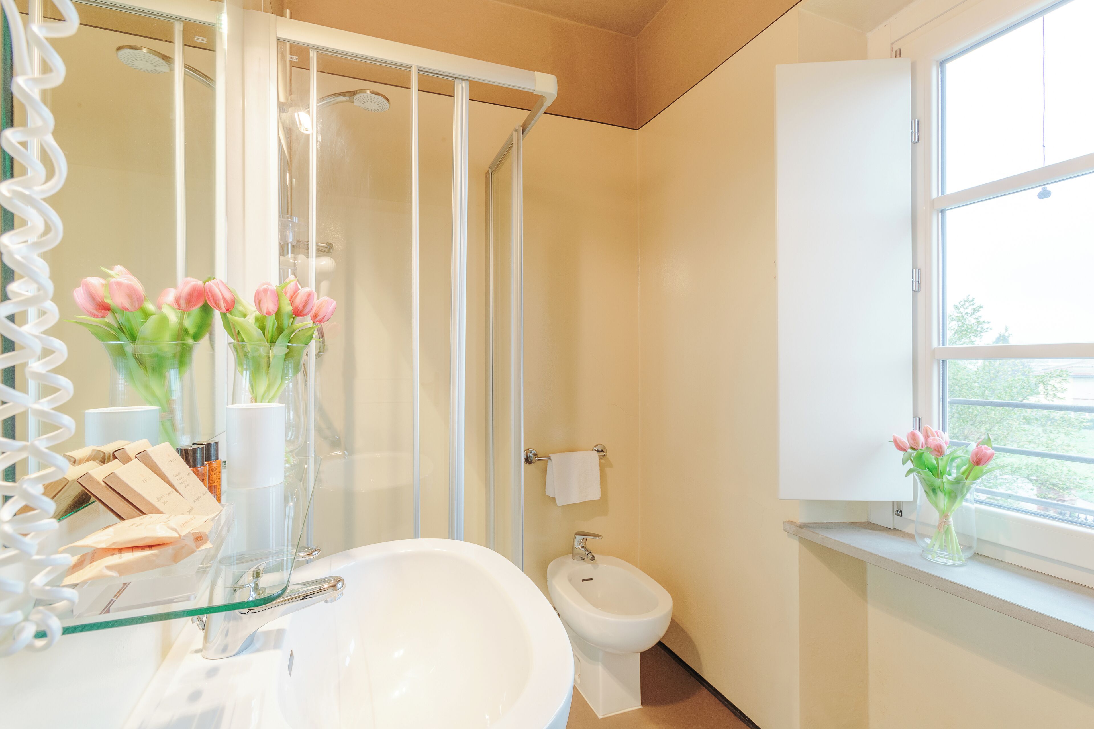 shower, rainfall showerhead, free toiletries, hair dryer