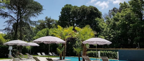 Piscina externa sazonal, piscina infinita, guarda-sóis, espreguiçadeiras