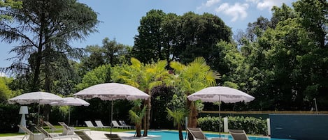 Piscina stagionale all'aperto, una piscina a sfioro