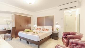 Una habitación de hotel moderna con una cama grande, un escritorio y una zona de estar.