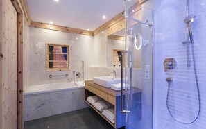 Suite junior | Baño | Secador de pelo, zapatillas y toallas