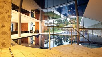 2 piscines cobertes, piscina a l'aire lliure, para-sols i gandules