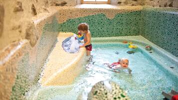 2 indendørs pools, udendørs pool, parasoller, liggestole