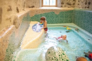 2 piscinas techadas, una piscina al aire libre, sombrillas