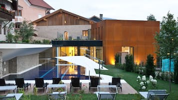 2 Innenpools, Außenpool, Sonnenschirme, Liegestühle